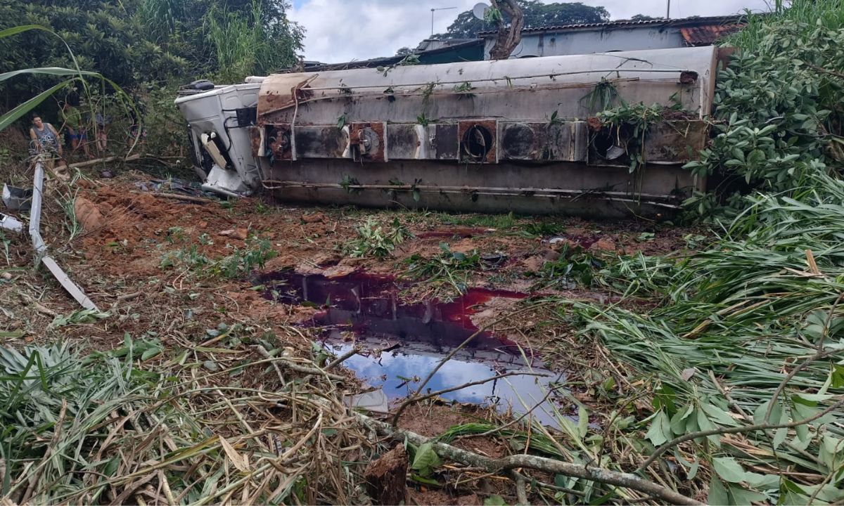 Após acidente, MG-267 permanece interditada em Carandaí (MG)