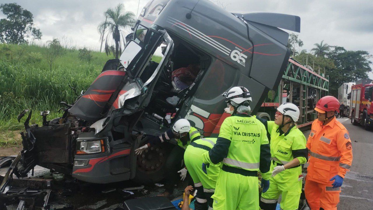 Motorista de carreta passa mal, provoca acidente e fecha a BR-040, em MG