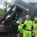 Motorista de carreta passa mal, provoca acidente e fecha a BR-040, em MG