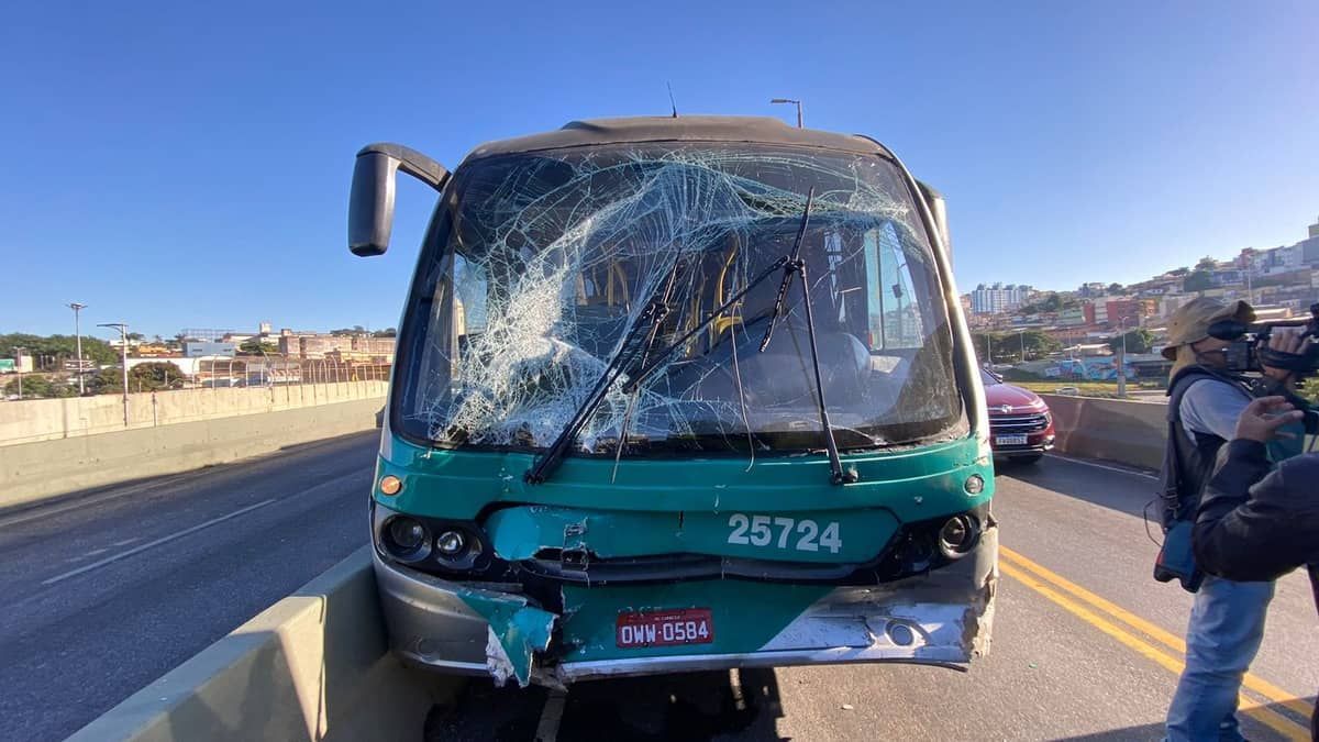 Vídeo: acidente com dois ônibus deixa seis feridos no Complexo da Lagoinha em Belo Horizonte  