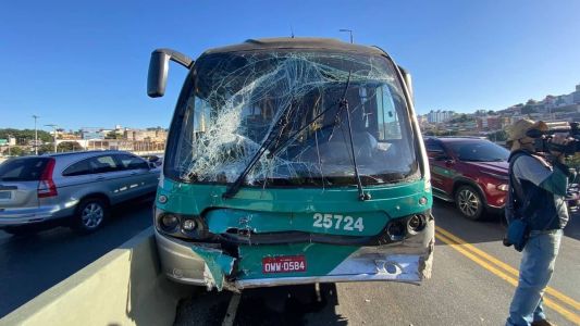 Acidente com dois ônibus deixou seis feridos no Complexo da Lagoinha, em Belo Horizonte