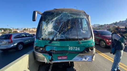 Acidente com dois ônibus deixou seis feridos no Complexo da Lagoinha, em Belo Horizonte