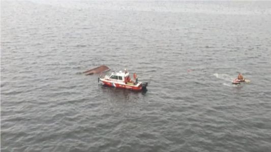 Acidente com embarcação aconteceu na tarde deste domingo (5) na Baía de Guanabara