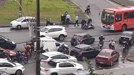 Acidente com moto na alça da avenida Amazonas impacta no Anel