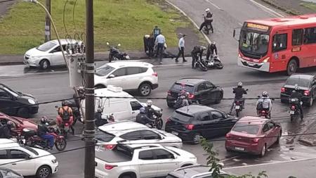 Acidente com moto na alça da avenida Amazonas impacta no Anel