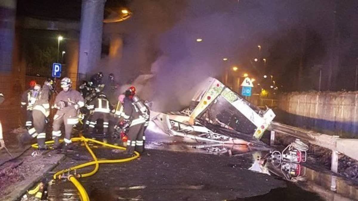 Ônibus despenca de ponte, pega fogo e deixa ao menos 20 mortos em Veneza