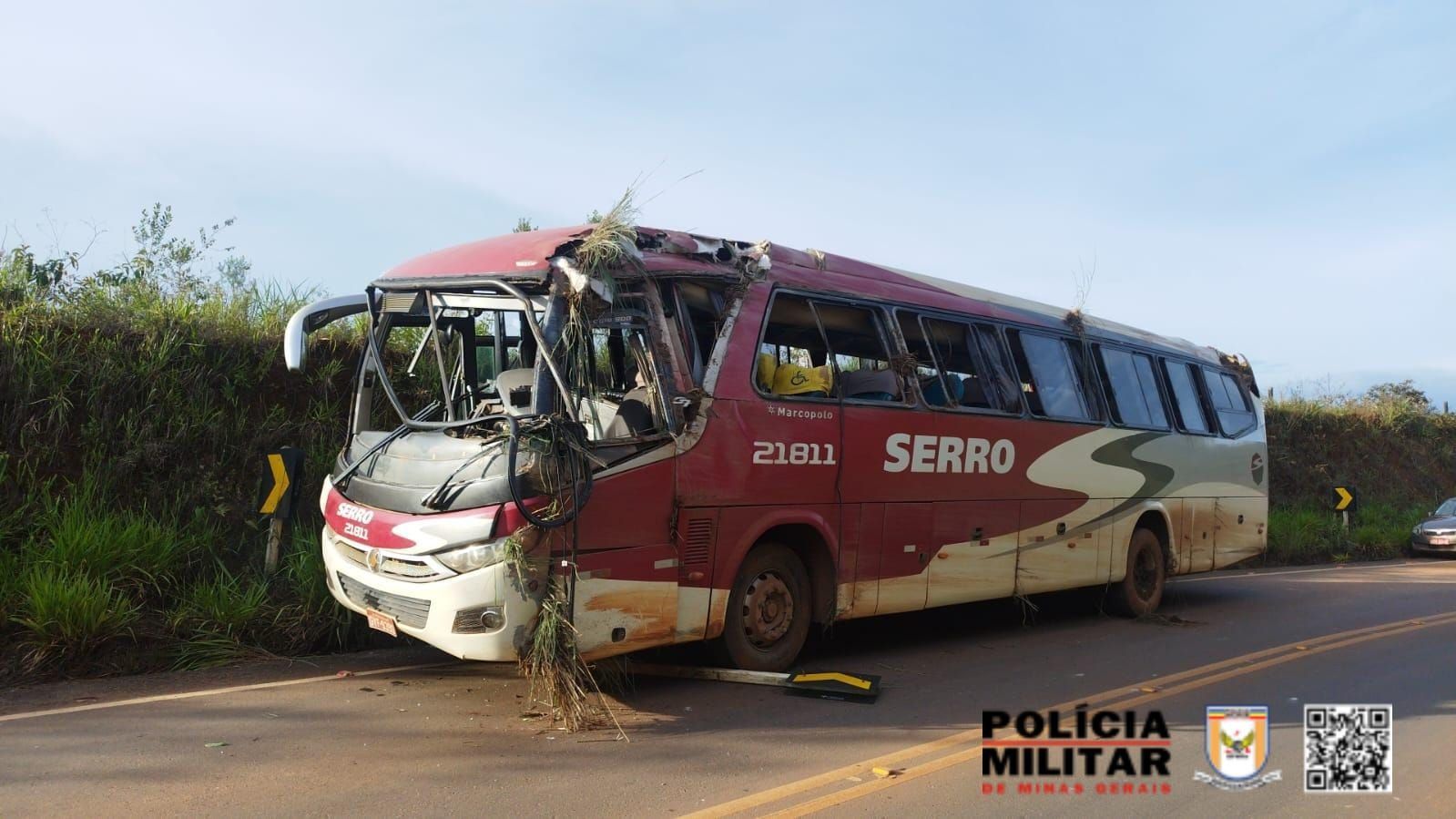 Acidente na MG-10 deixa feridos e ônibus destruído na região Central
