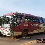 Acidente na MG-10 deixa feridos e ônibus destruído na região Central