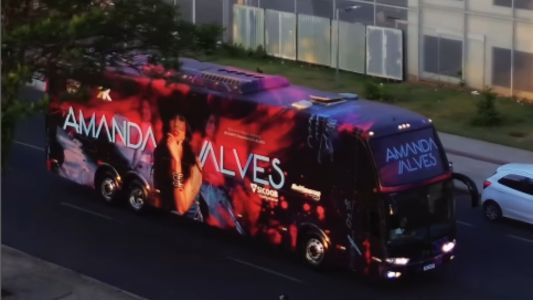 Cantora Amanda Alves estava no ônibus no momento da colisão; acidente envolveu outros veículos, incluindo uma carreta