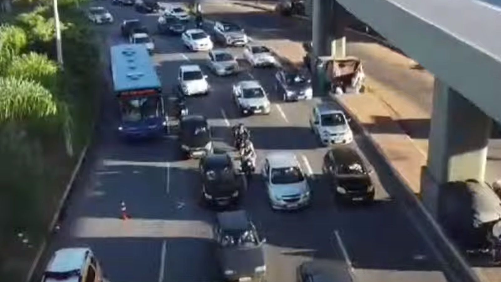 Filho persegue ladrões que roubaram carro do pai e se envolve em acidente em BH