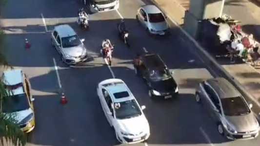 Foto mostra carros e motos no encontro da avenida Antônio Carlos com o Complexo da Lagoinha