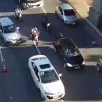 Batida entre dois carros trava o trânsito na chegada ao Centro de BH