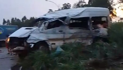 Foto mostra van que se envolveu em acidente