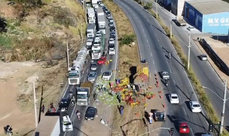 Caminhão derruba semáforo e atinge carros na Via Expressa, em Contagem