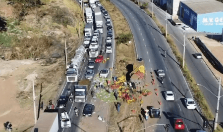 O acidente aconteceu na altura do bairro Tropical, no sentido Betim