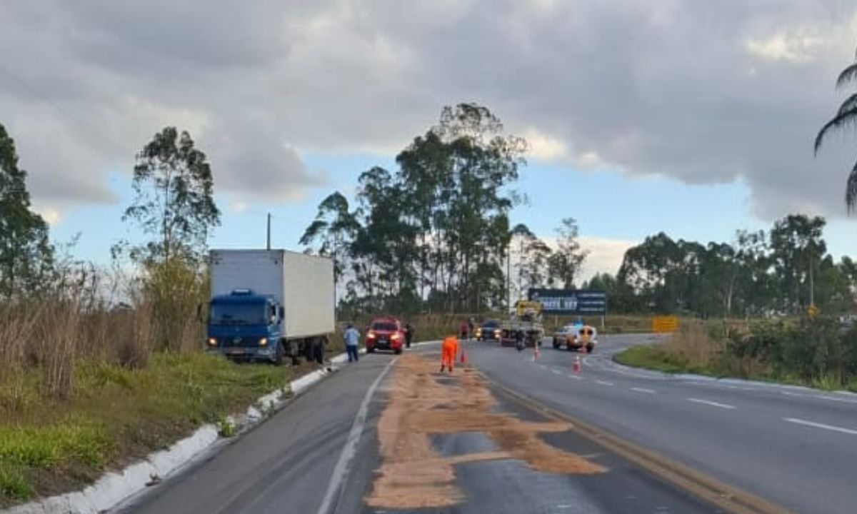Acidente entre moto e caminhão na BR-265 deixa feridos no Campo das Vertentes