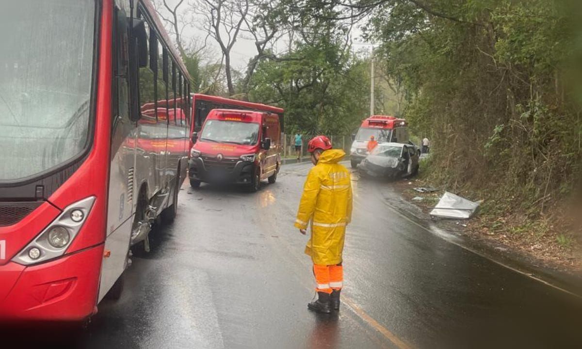 Colisão entre carro e ônibus deixa quatro feridos na União Indústria
