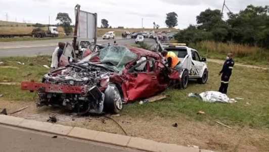 Acidente deixou o carro totalmente destruído