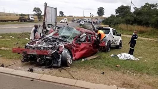 Acidente deixou o carro totalmente destruído