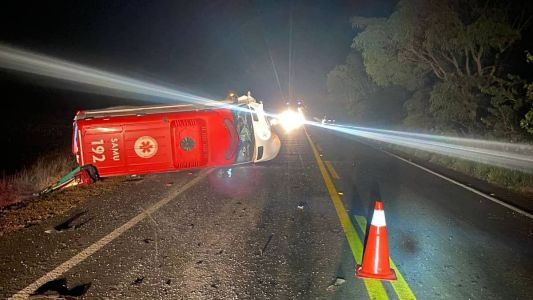 Acidente deixou seis vítimas; duas que estavam na ambulância ficaram presas às ferragens