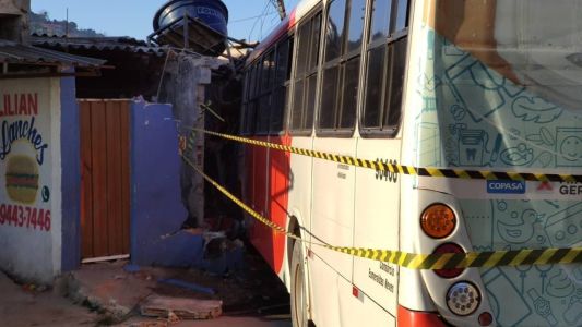 Acidente destruiu parte da casa no bairro Florença, em Ribeirão das Neves