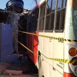 'Perdi minha casa e não tenho para onde ir', diz moradora que teve imóvel atingido por ônibus na Grande BH