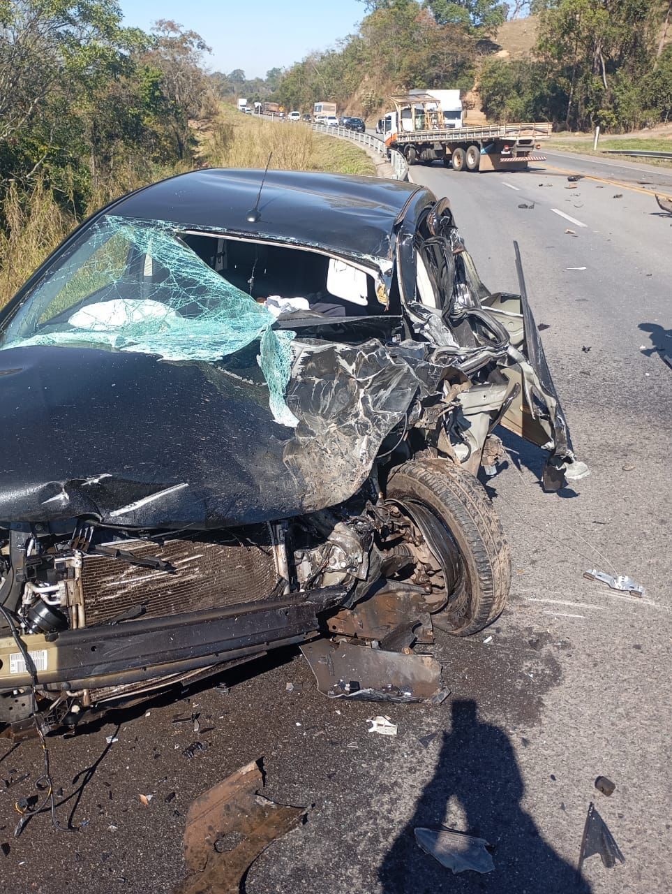 Homem morre em grave acidente entre carro e caminhão na MG-050, próximo a Divinópolis (MG)