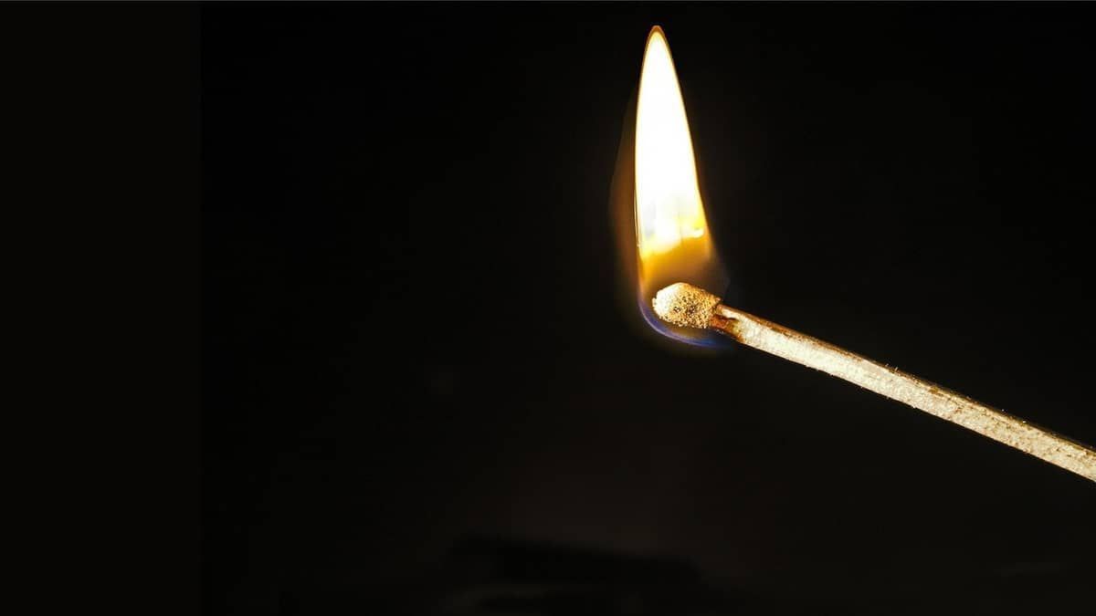 Doméstica que acendeu bomba no lugar de vela após queda de energia em fazenda de Minas será indenizada em R$17 mil