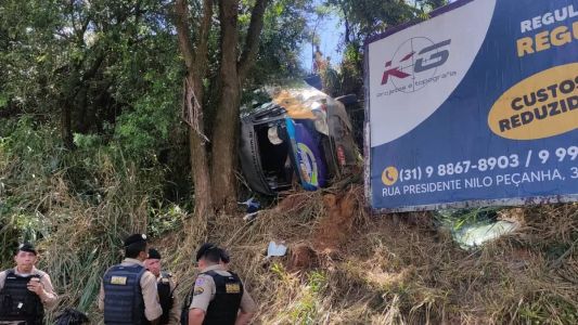 Acidente é investigado pela Polícia Civil; veículo caiu em uma ribanceira e bateu em uma árvore