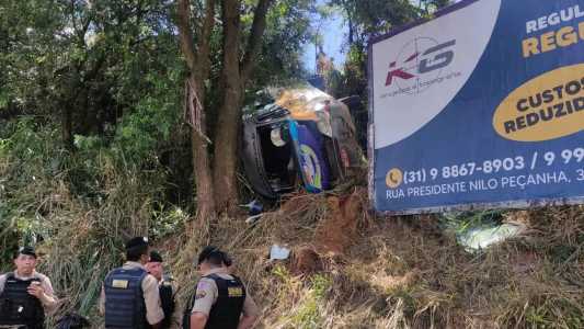 Acidente é investigado pela Polícia Civil; veículo caiu em uma ribanceira e bateu em uma árvore