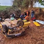 Dois homens morrem após carro capotar em estrada de terra no interior de Minas