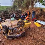 Dois homens morrem após carro capotar em estrada de terra no interior de Minas