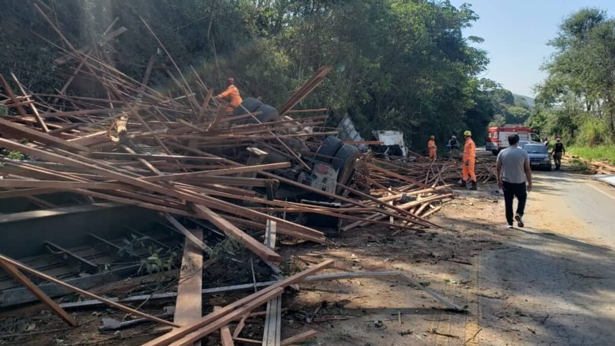 Tragédia na MGC-482: Motorista morre em acidente com caminhão