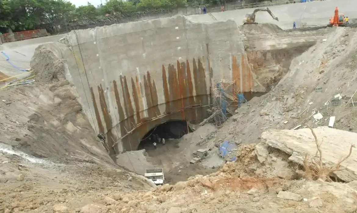 Ex-presidente do Metrô-SP e construtoras são multados em R$ 240 milhões por cratera que matou 7 em Pinheiros