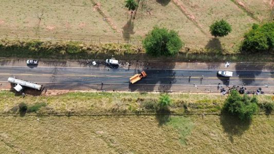 Acidente em rodovia no PR deixa um morto e 3 feridos; carro partiu ao meio.