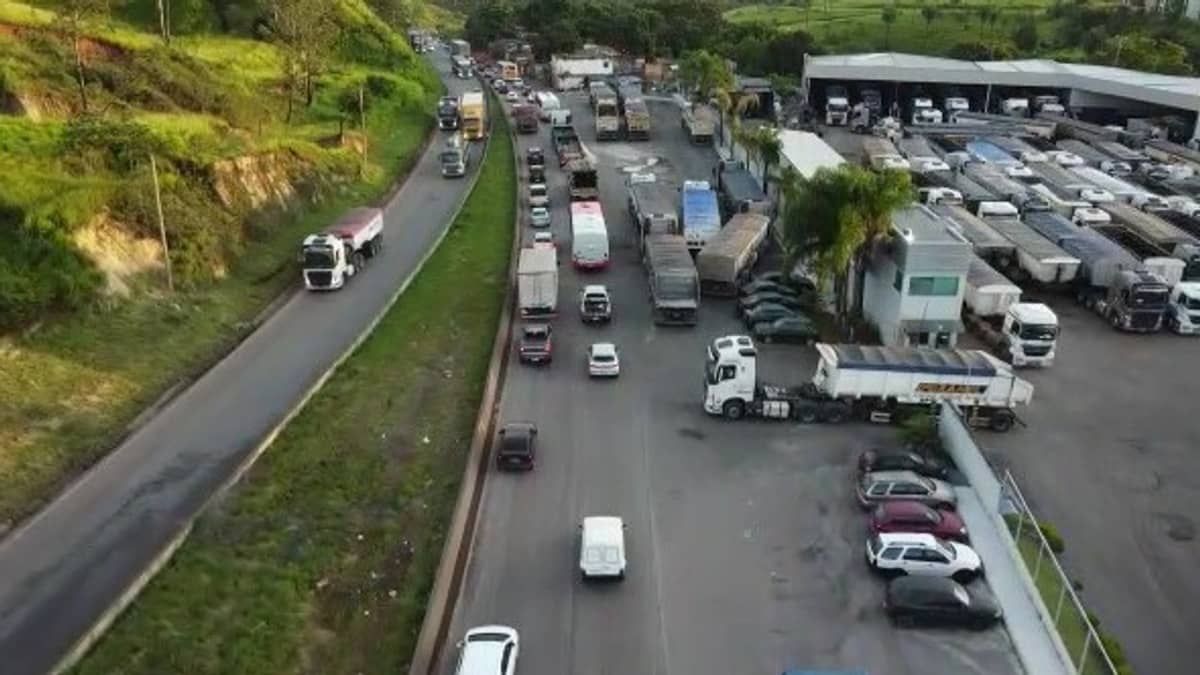 Vídeo: acidentes na Rodovia Fernão Dias deixam trânsito lento no feriado de Corpus Christi  