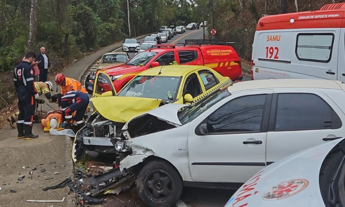 Acidente entre três veículos deixa feridos na Cidade Alta em Juiz de Fora