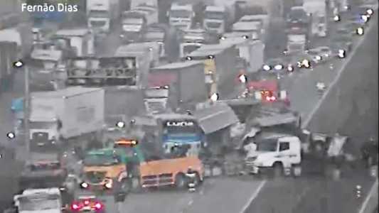 Acidente entre 7 veículos que gerou 31 km de engarrafamento na BR-381, em MG, deixa um morto