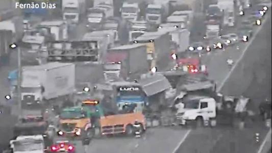 Acidente entre 7 veículos que gerou 31 km de engarrafamento na BR-381, em MG, deixa um morto