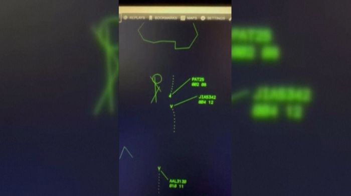 Acidente entre avião e helicóptero nos EUA: radar de tráfego aéreo mostra trajeto e colisão Acidente entre avião e helicóptero nos EUA: radar de tráfego aéreo mostra trajeto e colisão