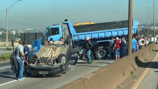 Acidente entre carro e caminhão interdita rodovia Fernão Dias no sentido Belo Horizonte