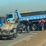 Acidente entre carro e caminhão interdita parcialmente rodovia Fernão Dias