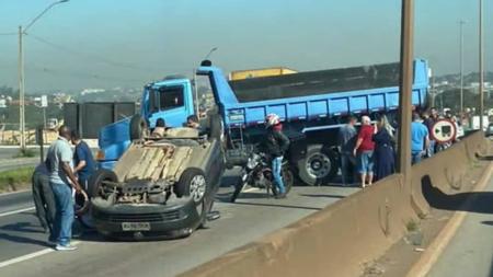 Acidente entre carro e caminhão interdita rodovia Fernão Dias no sentido Belo Horizonte