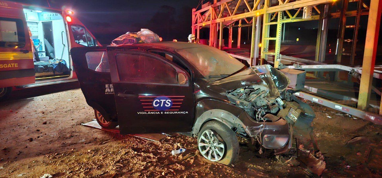 Acidente entre cegonheira e carro de escolta deixa dois feridos na BR-365, em Uberlândia; veja vídeo
