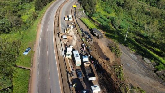 Acidente entre duas carretas deixou trânsito parado no sentido Belo Horizonte, da BR-040, em Itabirito