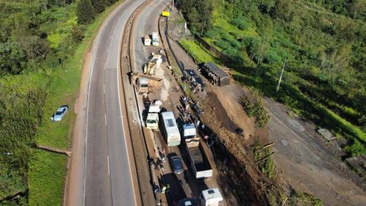 Acidente entre duas carretas deixou trânsito parado no sentido Belo Horizonte, da BR-040, em Itabirito