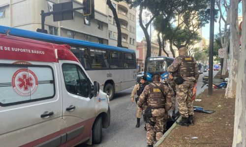 Acidente entre moto, carro e viatura da PM no Centro de Juiz de Fora