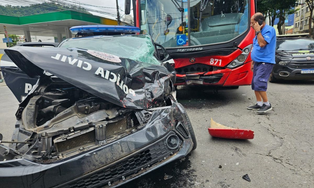Colisão entre ônibus e viatura da Polícia Civil deixa feridos em Juiz de Fora