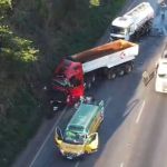 Acidente envolvendo carreta e caminhão trava a Fernão Dias em Betim nesta manhã
