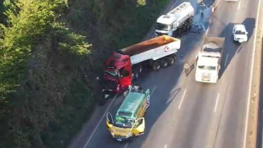 Acidente envolvendo carreta e caminhão trava a Fernão Dias em Betim nesta manhã